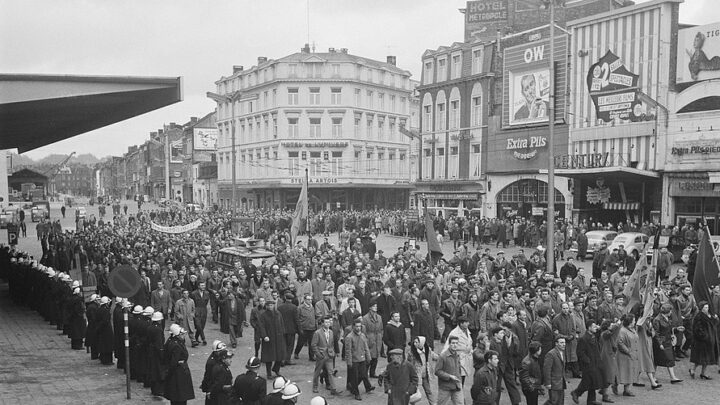 891px-Demonstraties_in_Brussel_tegen_de_Eenheidswet,_stakers_trekken_door_Luik,_Bestanddeelnr_911-9360