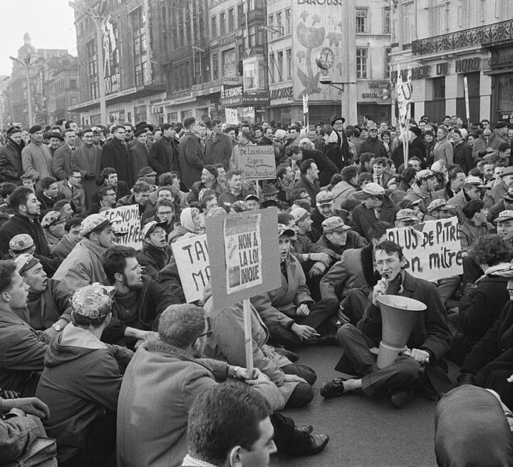 1200px-Demonstraties_in_Brussel_tegen_de_Eenheidswet,_studenten_sitdownstaking,_Bestanddeelnr_911-9319