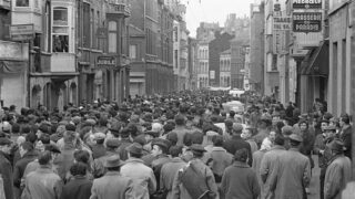 800px-Demonstraties_in_Luik_tegen_de_Eenheidswet,_demonstranten_trekken_door_Luik,_Bestanddeelnr_911-9332