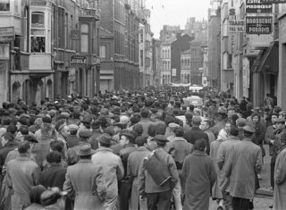 800px-Demonstraties_in_Luik_tegen_de_Eenheidswet,_demonstranten_trekken_door_Luik,_Bestanddeelnr_911-9332