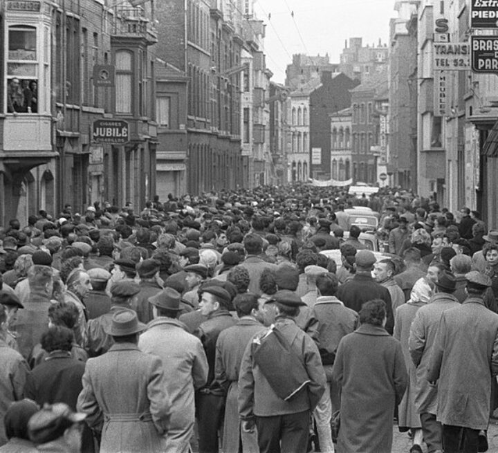 800px-Demonstraties_in_Luik_tegen_de_Eenheidswet,_demonstranten_trekken_door_Luik,_Bestanddeelnr_911-9332