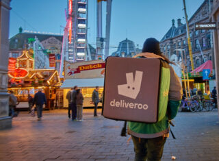 livreur ou livreuse de l’entreprise Deliveroo, prise en avril 2017