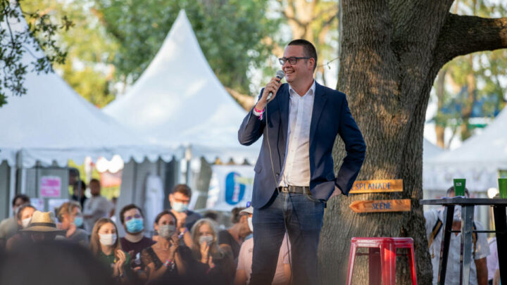 Raoul Hedebouw parlant devant un parterre d’insoumis lors de l’université d’été de LFI en août 2021. © La France Insoumise