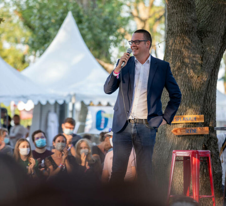 Raoul Hedebouw parlant devant un parterre d’insoumis lors de l’université d’été de LFI en août 2021. © La France Insoumise
