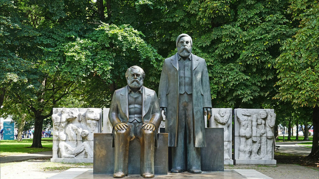 ©BY 2.0; photo de la statue de Marx (assis) et Engels (debout) à Berlin, prise par Jean-Pierre Dalbéra en octobre 2017.