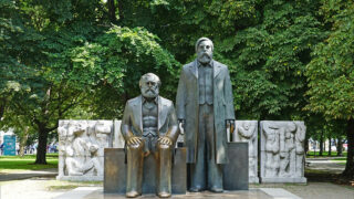 ©BY 2.0; photo de la statue de Marx (assis) et Engels (debout) à Berlin, prise par Jean-Pierre Dalbéra en octobre 2017.