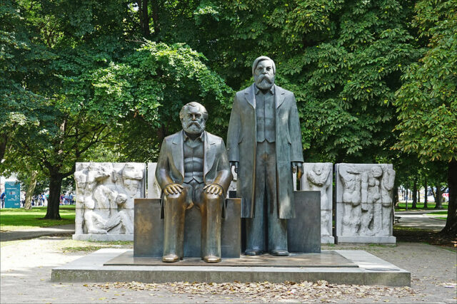 ©BY 2.0; photo de la statue de Marx (assis) et Engels (debout) à Berlin, prise par Jean-Pierre Dalbéra en octobre 2017.