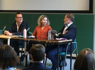 Photo issue du débat Écosocialisme, écoféminisme ou gauche radicale : quel avenir pour l’écologie ⁉, organisé par Politique et le Cerce du libre examen de l’ULB. Le débat a rassemblé Raoul Hedebouw, président du PTB/PVDA et député fédéral, Sarah Schlitz, à l’époque secrétaire d’État à l’Égalité des chances, à l’Égalité des genres et à la diversité (Ecolo) et Paul Magnette, président du Parti Socialiste et Bourgmestre de Charleroi, le 27 avril 2022, photo prise par Camille Wernaers.