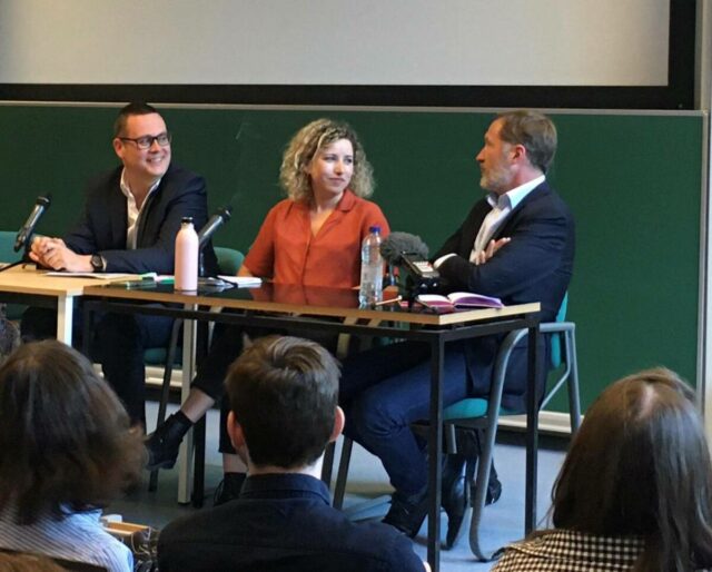 Photo issue du débat Écosocialisme, écoféminisme ou gauche radicale : quel avenir pour l’écologie ⁉, organisé par Politique et le Cerce du libre examen de l’ULB. Le débat a rassemblé Raoul Hedebouw, président du PTB/PVDA et député fédéral, Sarah Schlitz, à l’époque secrétaire d’État à l’Égalité des chances, à l’Égalité des genres et à la diversité (Ecolo) et Paul Magnette, président du Parti Socialiste et Bourgmestre de Charleroi, le 27 avril 2022, photo prise par Camille Wernaers.