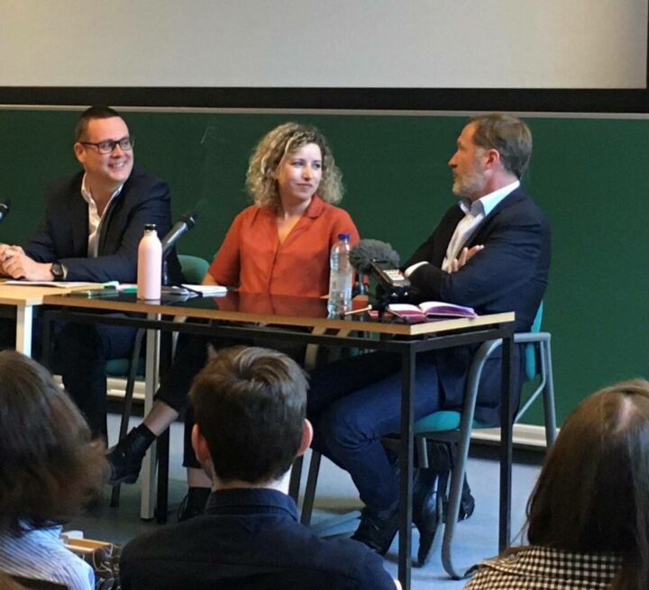 Photo issue du débat Écosocialisme, écoféminisme ou gauche radicale : quel avenir pour l’écologie ⁉, organisé par Politique et le Cerce du libre examen de l’ULB. Le débat a rassemblé Raoul Hedebouw, président du PTB/PVDA et député fédéral, Sarah Schlitz, à l’époque secrétaire d’État à l’Égalité des chances, à l’Égalité des genres et à la diversité (Ecolo) et Paul Magnette, président du Parti Socialiste et Bourgmestre de Charleroi, le 27 avril 2022, photo prise par Camille Wernaers.