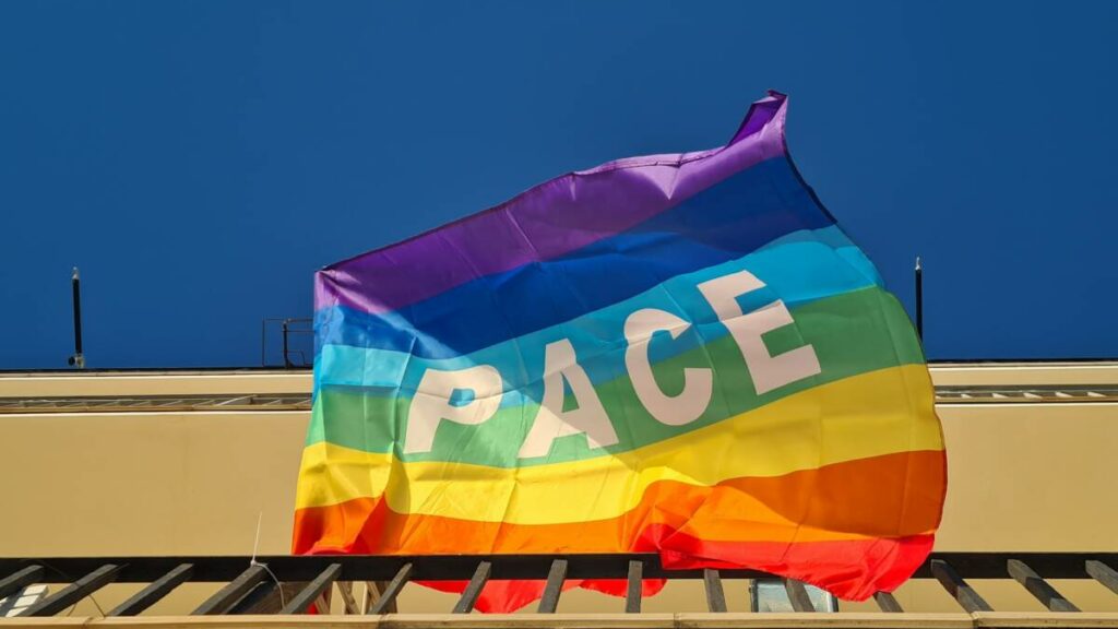 Le drapeau de la paix, l’un des symboles des mouvements pour la paix (Photo de Francesca Magurno – Unsplash).