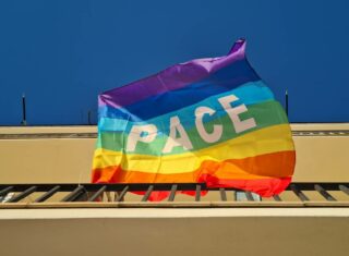 Le drapeau de la paix, l’un des symboles des mouvements pour la paix (Photo de Francesca Magurno – Unsplash).