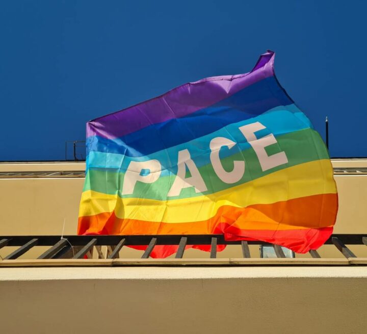 Le drapeau de la paix, l’un des symboles des mouvements pour la paix (Photo de Francesca Magurno – Unsplash).