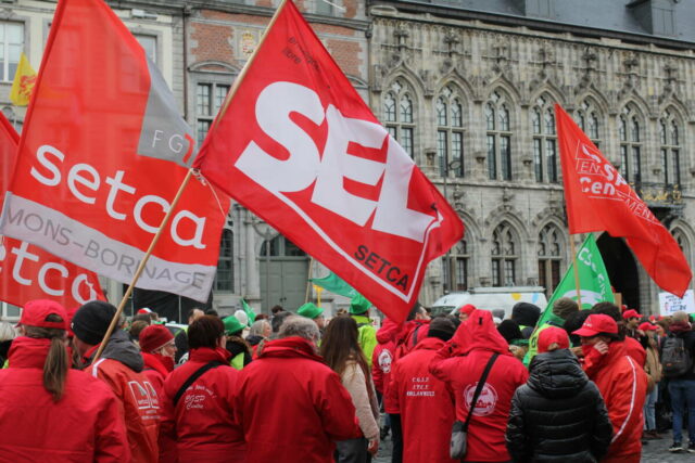 Les enseignant·es manifestent en front syndical dans tout le pays. Ici, les membres du secteur de l’enseignement libre (FGTB) à Mons, le 28 janvier 2025 (Photographie : Martin Georges)