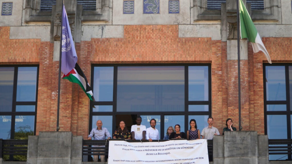 Les membres du collège posant sur le balcon de la maison communale de Forest le 19 juin 2025 après avoir hissé le drapeau palestinien, à la grande fureur de l’opposition de droite. ©Charles Spapens