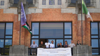 Les membres du collège posant sur le balcon de la maison communale de Forest le 19 juin 2025 après avoir hissé le drapeau palestinien, à la grande fureur de l’opposition de droite.  ©Charles Spapens