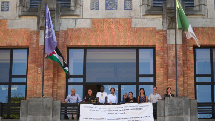 Les membres du collège posant sur le balcon de la maison communale de Forest le 19 juin 2025 après avoir hissé le drapeau palestinien, à la grande fureur de l’opposition de droite.  ©Charles Spapens