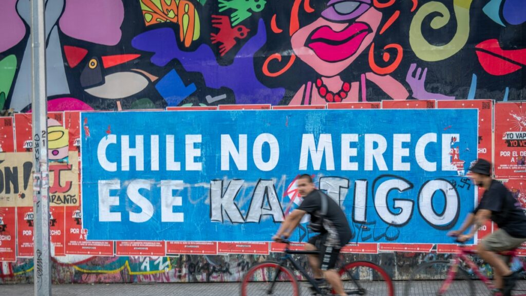 (c) Centro Cultural Metropolitano Gabriela Mistral. « Le Chili ne mérite pas ce KAST-igo ». Affiche détournée lors de la campagne de 2021 jouant sur le mot « castigo » (punition) et le nom du candidat d’extrême droite Antonio Kast.