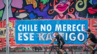 (c) Centro Cultural Metropolitano Gabriela Mistral. « Le Chili ne mérite pas ce KAST-igo ». Affiche détournée lors de la campagne de 2021 jouant sur le mot « castigo » (punition) et le nom du candidat d’extrême droite Antonio Kast.