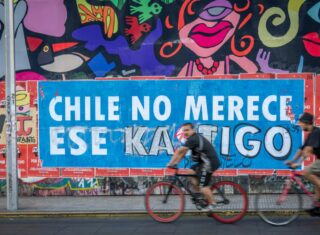 (c) Centro Cultural Metropolitano Gabriela Mistral. « Le Chili ne mérite pas ce KAST-igo ». Affiche détournée lors de la campagne de 2021 jouant sur le mot « castigo » (punition) et le nom du candidat d’extrême droite Antonio Kast.