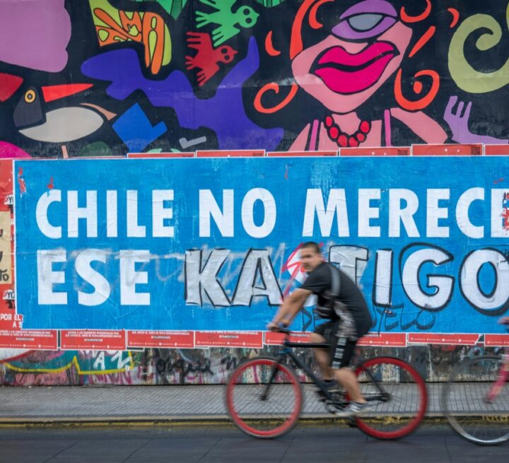 (c) Centro Cultural Metropolitano Gabriela Mistral. « Le Chili ne mérite pas ce KAST-igo ». Affiche détournée lors de la campagne de 2021 jouant sur le mot « castigo » (punition) et le nom du candidat d’extrême droite Antonio Kast.